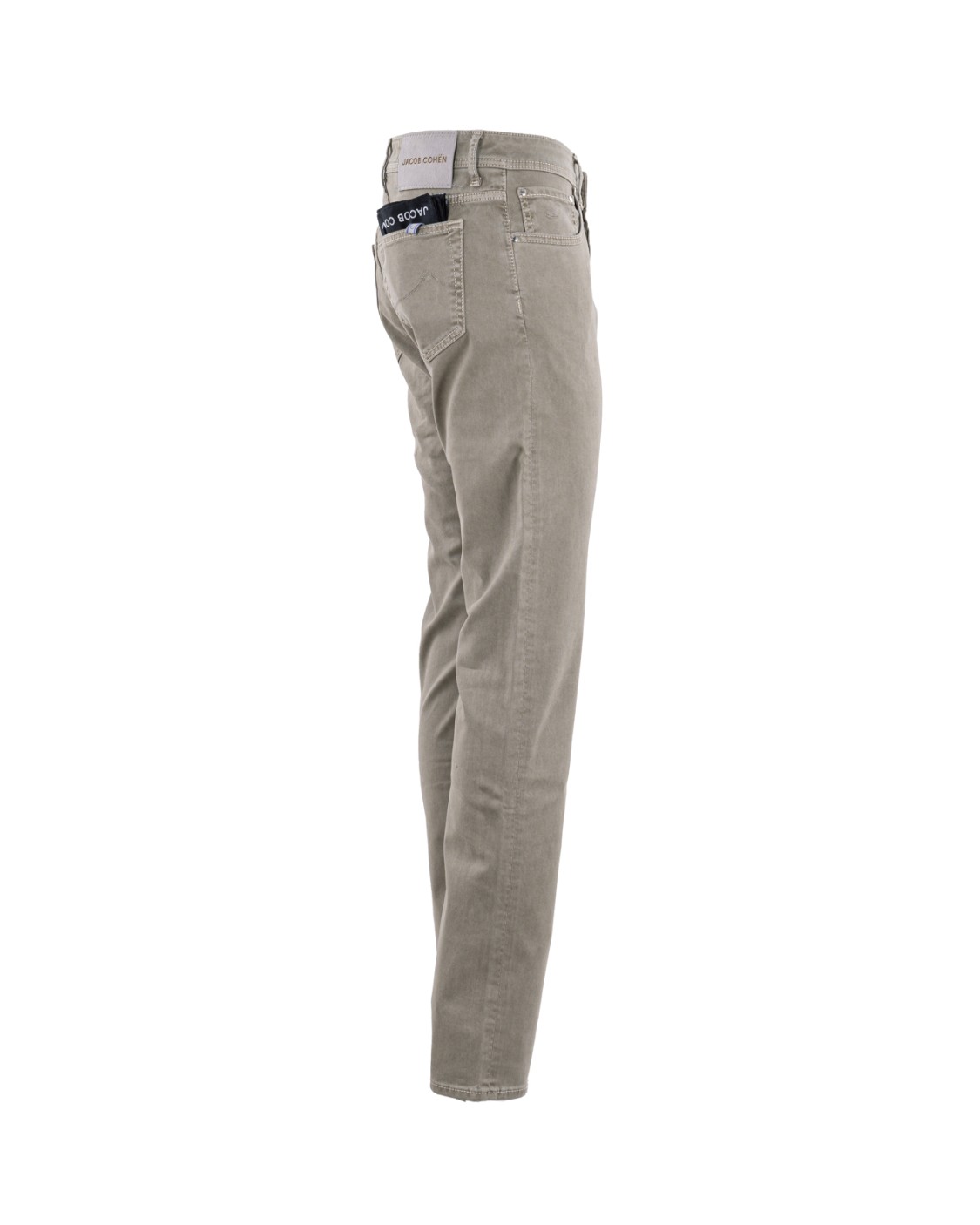 shop JACOB COHEN  Jeans: Jacob Cohen jeans "Bard".
Regular slim fit.
Modello a cinque tasche con logo ricamato sul taschino.
Vita regolare.
Passanti al punto vita.
Chiusura con bottoni.
Bottone dalla forma convessa smaltato grigio medio, bordo esterno con finitura canna di fucile e logo inciso.
Patta interna ricamata con nome del pantalone e citazione del fondatore.
Salpa in nabuk con bordi e logo impressi.
Include bandana con stampa paisley
Profumati con l’esclusiva fragranza Jacob Cohën.
Composizione: 98% cotone, 2% elastan.
Made in Italy.. S4216 BARD-B37 number 8347281